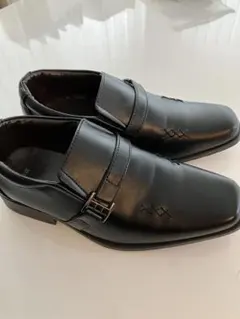 黒いストラップ付きフォーマルシューズ