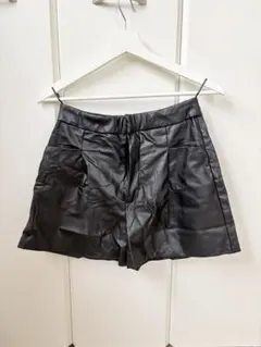 ZARA ブラック 合成皮革 ショートパンツ