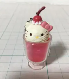 サンリオカフェ ミニチュアチャーム ハローキティ クリームソーダ　キティちゃん
