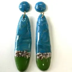 6045 ブルーマーブルとグリーンのバイカラーピアス