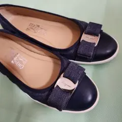 FERRAGAMO ネイビー リボン付きフラットシューズ