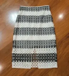 バナナリパブリック　モノトーンカットワーク刺繍　膝丈スカートのサムネイル