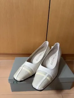 【完全未使用】RIZ Comfort パンプス ベージュ 23.5㎝のサムネイル