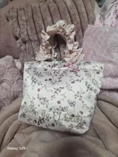 Maison de FLEUR 花柄フリルトートバッグ