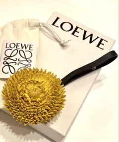 極美品✨LOEWE ロエベ　デイジー　フラワースタッド　バッグチャーム　トトロ 大人気【LOEWE】可愛い 遊び心のある スタッド フラワー 全色