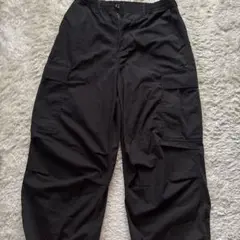ブラック カーゴパンツ フラップポケット付き ルーズフィット