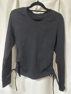 未使用 黒の長袖トップス サイド絞りデザイン