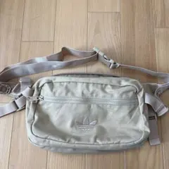 adidas ベージュ ボディバッグ