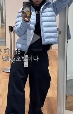 ライトブルーフード付きダウンジャケット