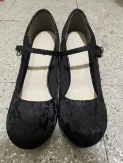 レース素材 黒 パンプス ストラップ付き
