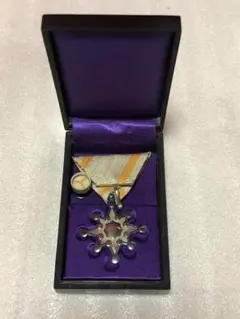 白色桐葉章 勲七等瑞宝章 功七級金鵄勲章 3個セット ケース付き 純銀製 Yahoo!オークション -「勲七等青色桐葉章」の落札相場・落札価格