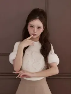 Darich ビジューロゴファー袖ニットトップス