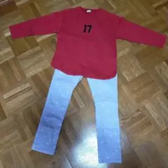 赤い長袖カットソーと水色パンツセット