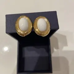 MONET ホワイトオーバル型ゴールドメッキイヤリング