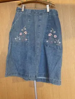 花の刺繍入り デニムタイトスカート
