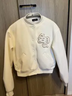 クリーム色 クロップドジャケット ボタン付き