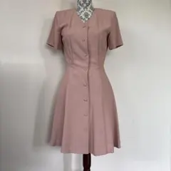 膝丈、ピンクの半袖ワンピース
