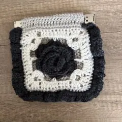【フリル付き】バラモチーフのバネ口ポーチ　グレー　黒　ハンドメイド/編み物