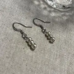 ハンドメイド シルバーカラービーズの揺れるピアス　サージカルステンレス