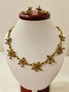 アンティークゴールド調　小花ネックレス&ピアス　セット　濃茶色スモークトパーズ