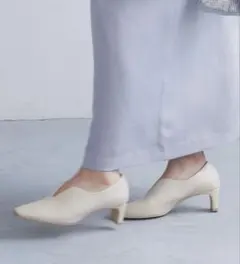 アイボリー Vカット スクエアトゥ パンプス　24.5