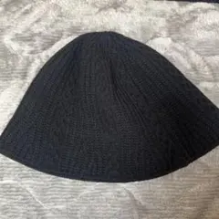 黒のニットバケットハット