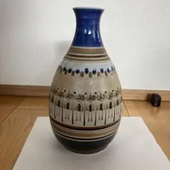 装飾的な青と茶色の花瓶