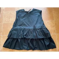 黒いフリルノースリーブチュニック