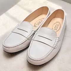 【美品】TOD'S ドライビングシューズ グレージュ 37.5のサムネイル