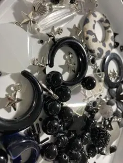 ビーズ・アクセサリー素材セット　パーツ　白黒　個性的　ヴィンテージ多め