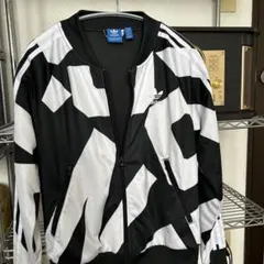 【大人気】adidas トラックジャケット グラフィック柄 黒×白のサムネイル