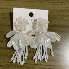 ホワイトパール風花形ピアス