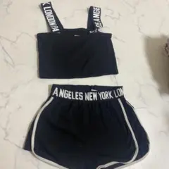 ブラックセットアップ タンクトップとショートパンツ