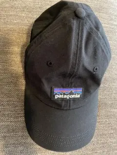 patagonia 黒 キャップ ロゴ付き