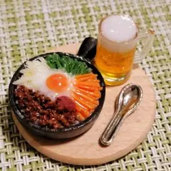 ミニチュアフード スキレットのビビンバとジョッキ生ビール