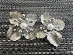メタルとパールのフラワーピアス(両耳用)