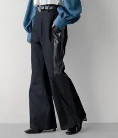 HARE フェイクレザーキリカエフレアパンツ