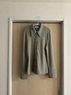 【COS】 カーキ ボタンシャツ 長袖のサムネイル