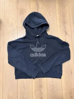adidas ブラック クロップドパーカー