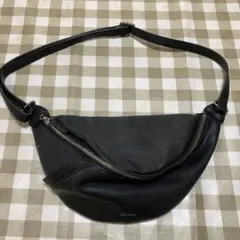 黒いジッパー付きボディバッグ（ニコアンド）