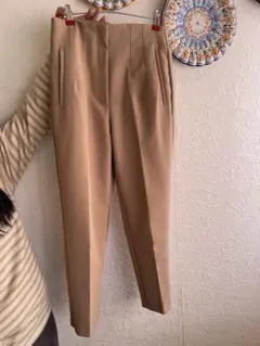 ZARA ベージュ プリーツ入り スラックス