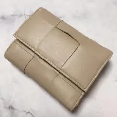 【新品】三つ折り財布　羊革イントレチャート　ベージュ　アプリコット色　高見え