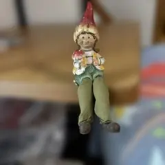 小人の陶器フィギュア 赤い帽子