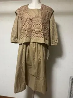新品　三越　Michelle Modellenのベージュカラーのワンピースのサムネイル