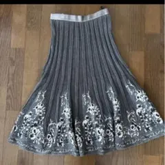 花井幸子　グレー フレアスカート 花柄刺繍