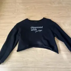 黒のクロップドトレーナー