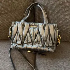 miu miu ブラックレザーショルダーバッグ