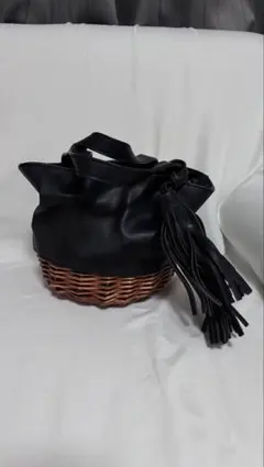 黒のフリンジ付きバケツ型かごバッグ