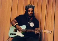 ニコラスデイリー✕フェンダー　Tシャツ