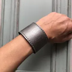 牛革の幅太バングル　メタリックグレー